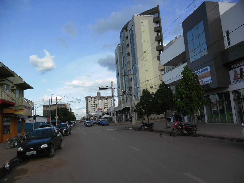 Avenida do centro de Luís Eduardo Magalhães com lojas e prédios