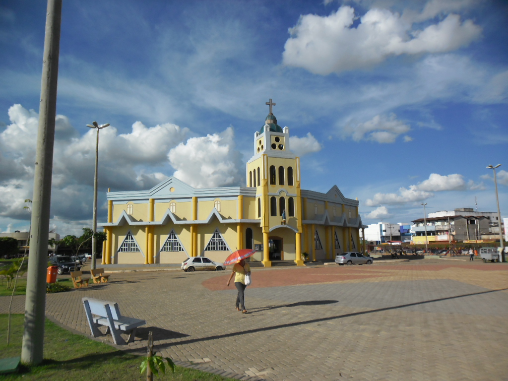 Praça com igreja em Luís Eduardo Magalhães